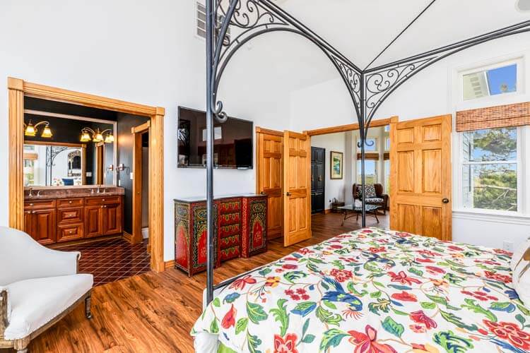 2nd Floor King with Private Bath