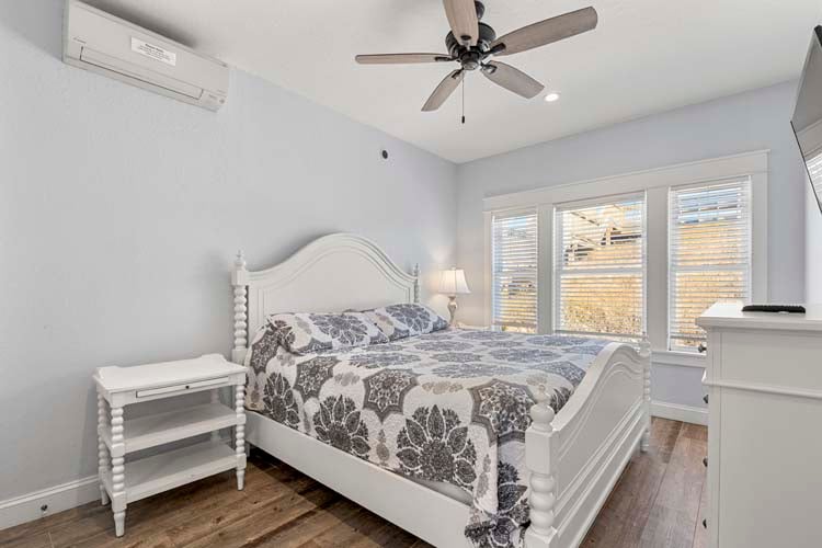 Poolhouse King with Private Bath (22)