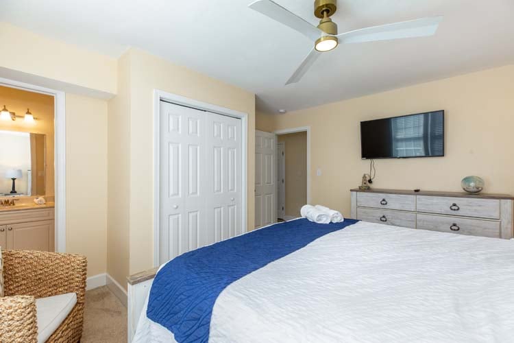 1st Floor King with Private Bath