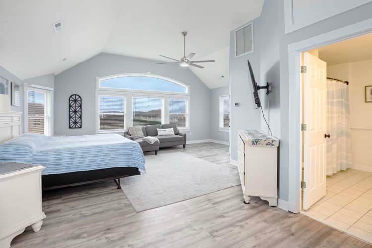 2nd Floor King with Private Bath