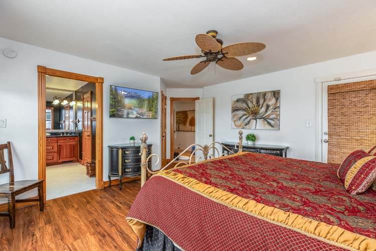 1st Floor King with Private Bath