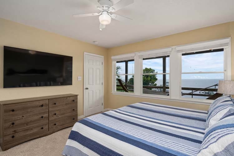 1st Floor King with Private Bath