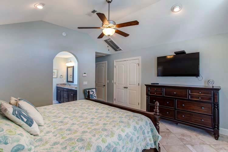 2nd Floor King with Private Bath