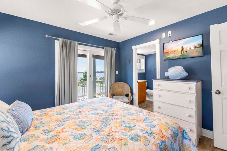 1st Floor Queen with Private Bath