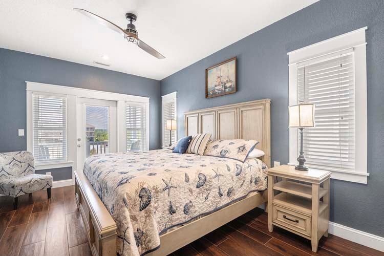 1st Floor King with Private Bath (4)