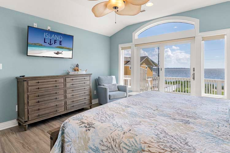 2nd Floor King with Private Bath