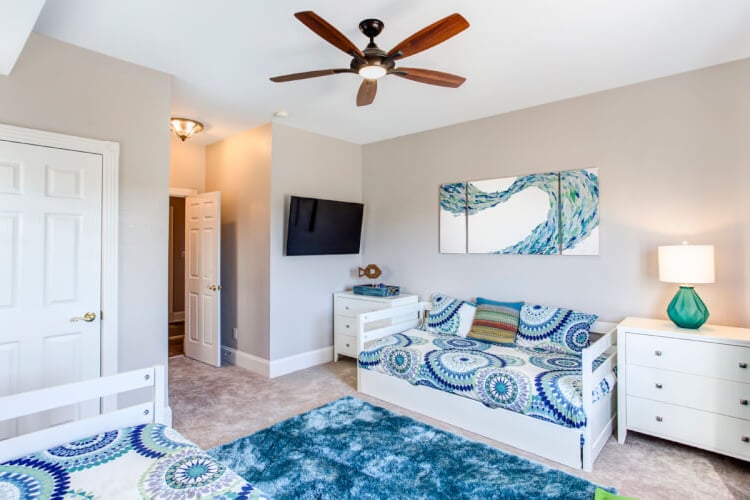 Ground Floor Two Twins with Private Bath