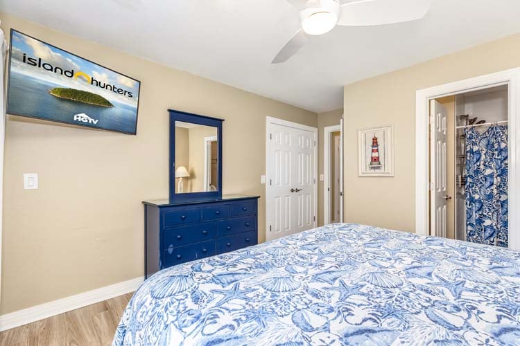 1st Floor King with Private Bath