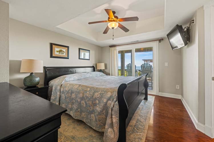 1st Floor King with Private Bath