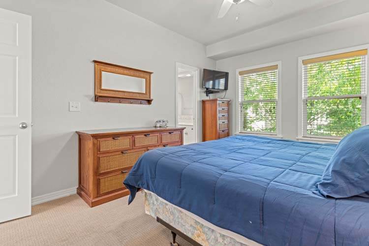 1st Floor King with Private Bath