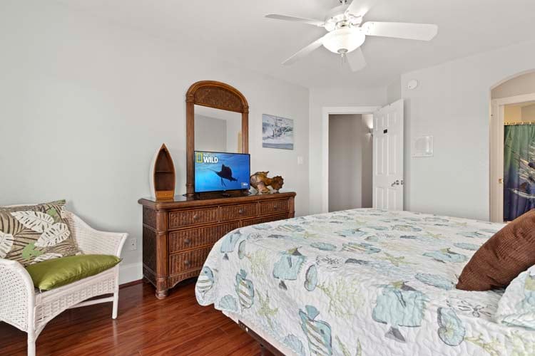 1st Floor King with Private Bath (Offshore)