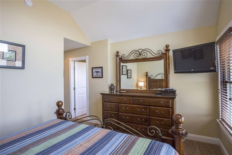 2nd Floor King with Private Bath