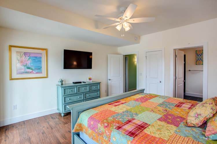 1st Floor King with Private Bath