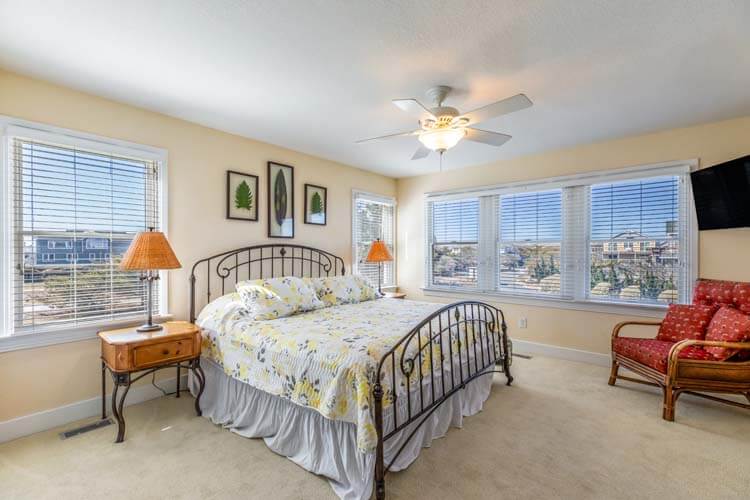 1st Floor King with Private Bath