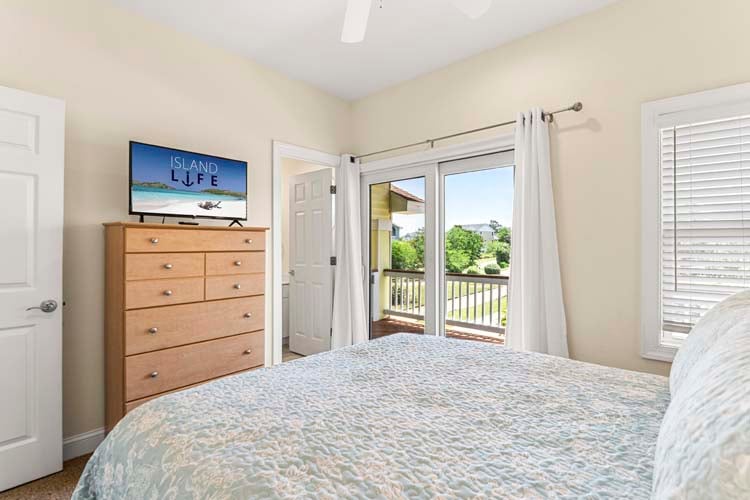 1st Floor Queen with Private Bath and Deck