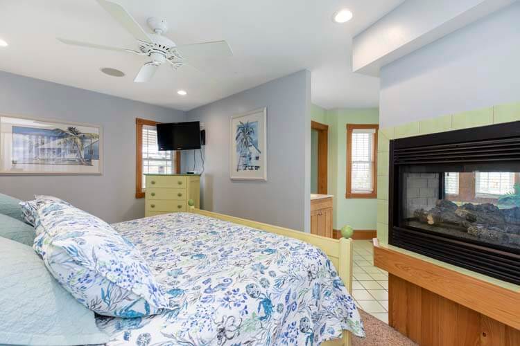 1st Floor King with Private Bath (6)