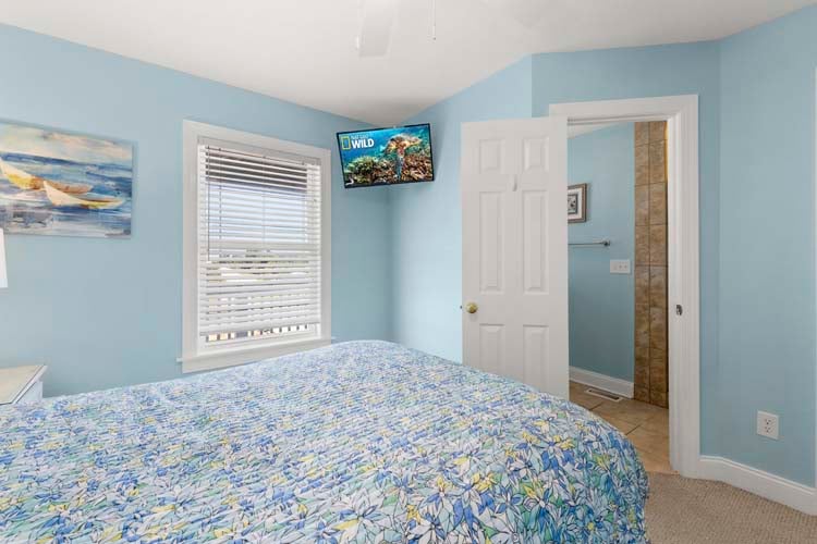 1st Floor Queen with Private Bath