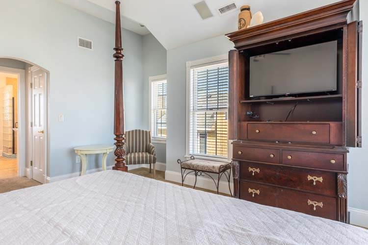 2nd Floor King with Private Bath