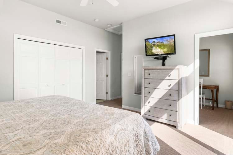 2nd Floor King with Private Bath