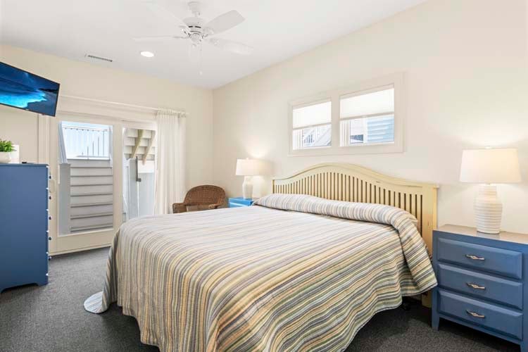 1st Floor King with Private Bath
