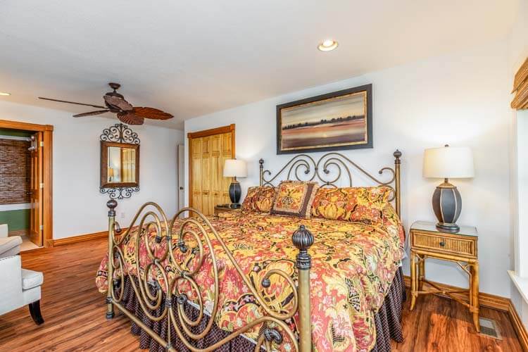 1st Floor King with Private Bath