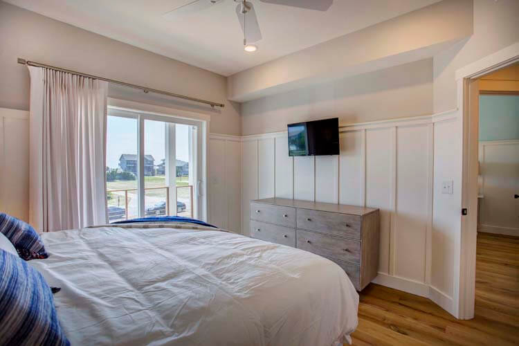 1st Floor King with Private Bath