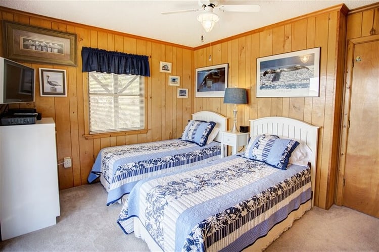 1st Floor Twins Bedroom