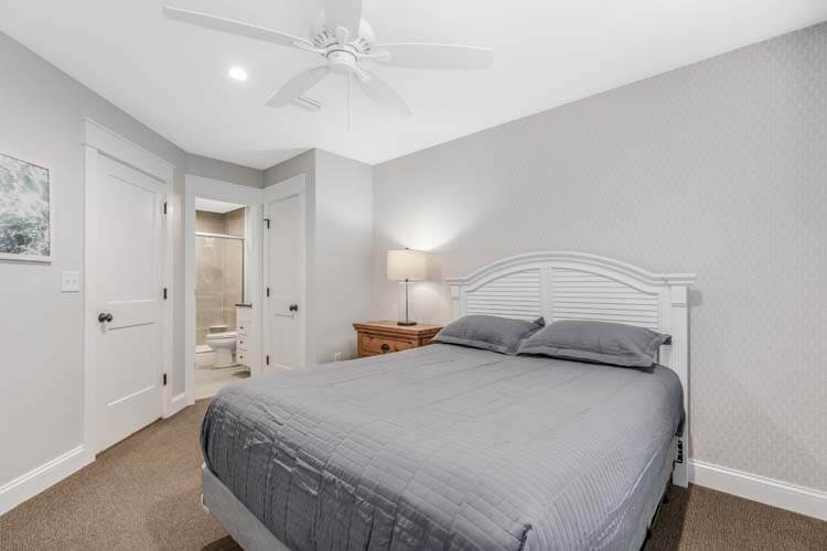 1st Floor Queen with Private Bath