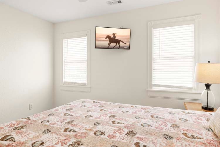 1st Floor Queen Bedroom