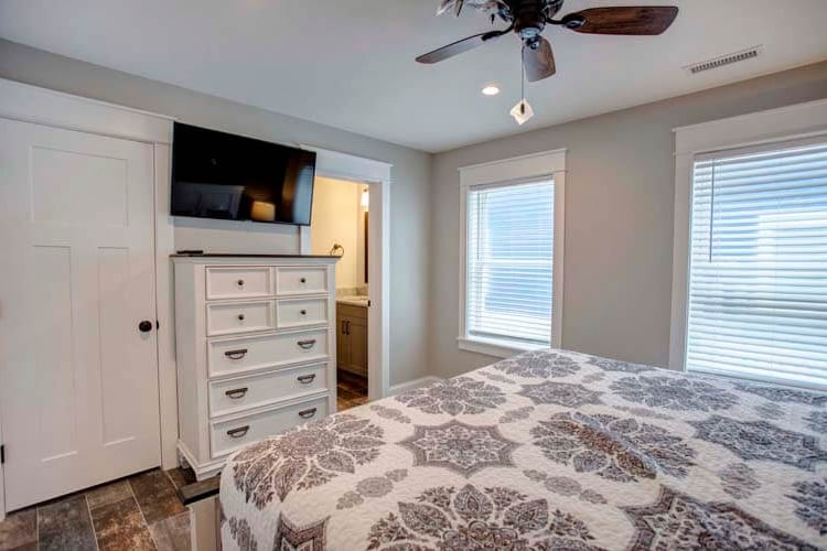 Ground Floor King with Shared Bath (17)