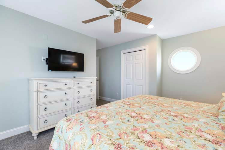 1st Floor King with Private Bath