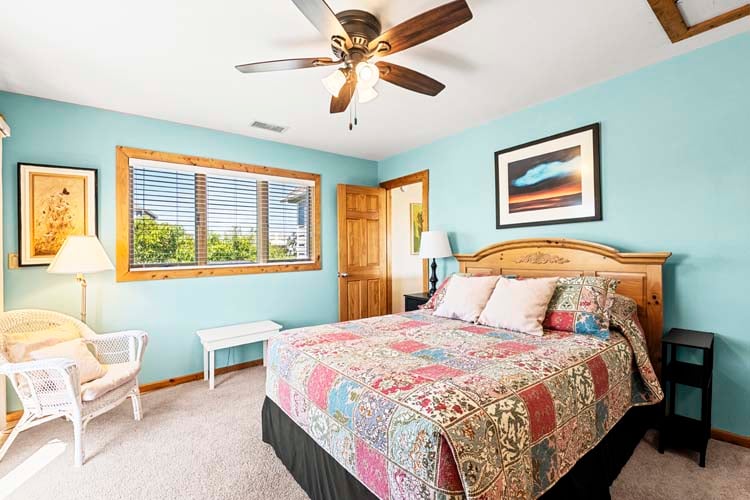 2nd Floor Queen with Shared Bath