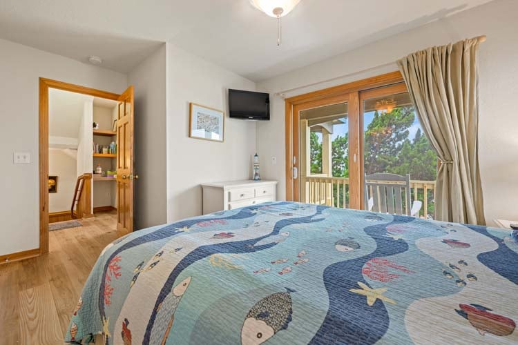 1st Floor Queen with Private Bath