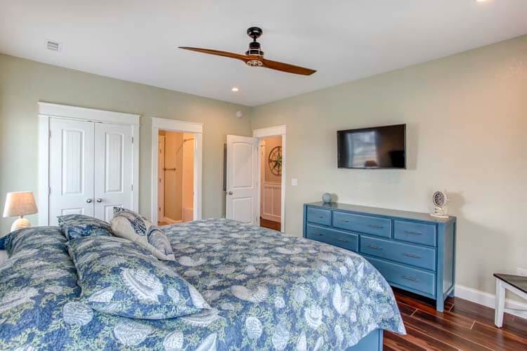 1st Floor King with Shared Bath (SE)