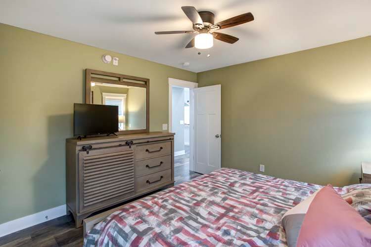 2nd Floor King with Private Bath (19)