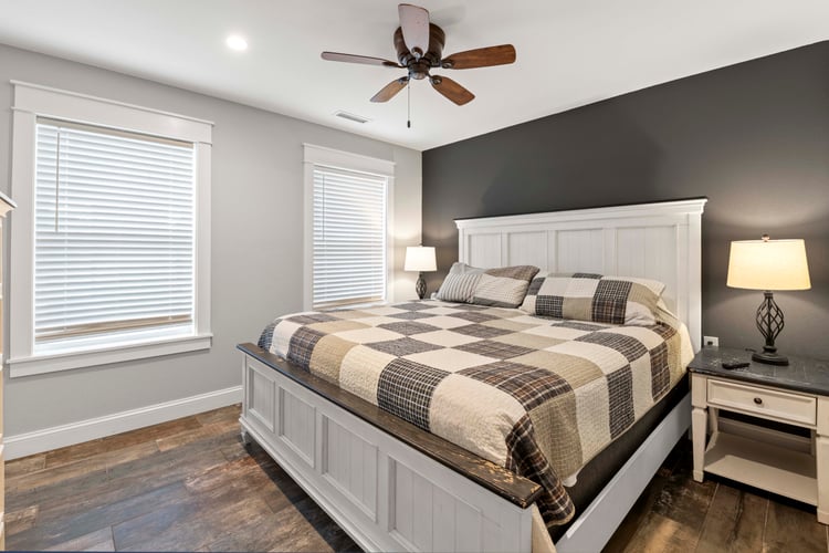 Ground Floor King with Shared Bath (17)