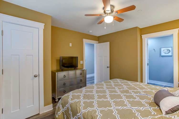 1st Floor King with Private Bath (13)