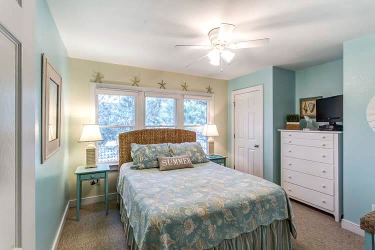 1st Floor Queen Bedroom