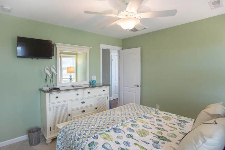 2nd Floor Queen with Private Bath