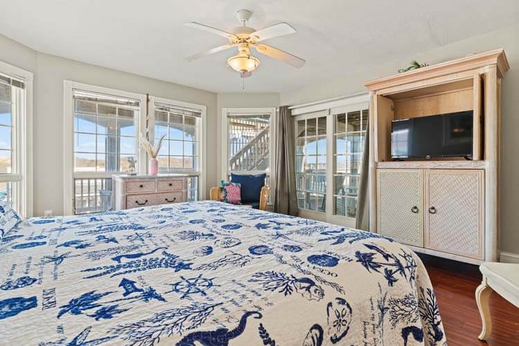 1st Floor King with Private Bath (First Mate)