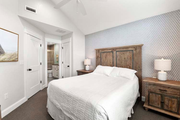 2nd Floor Queen with Private Bath