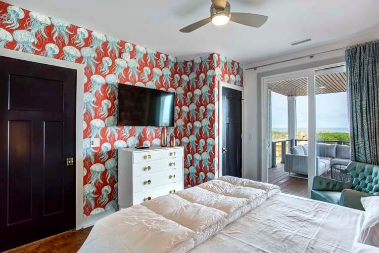 1st Floor King with Private Bath (SE)