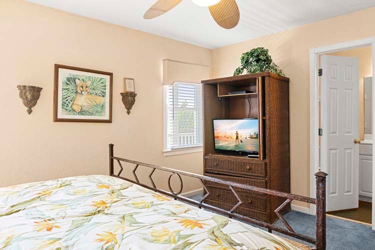 1st Floor King with Shared Bath