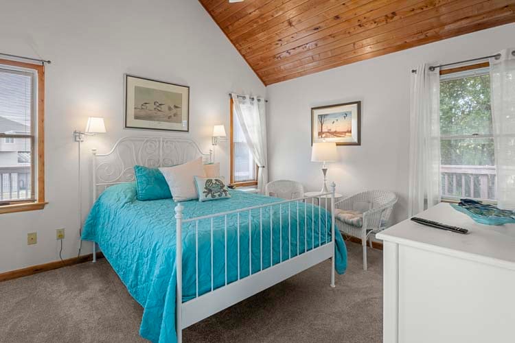 2nd Floor Queen Bedroom