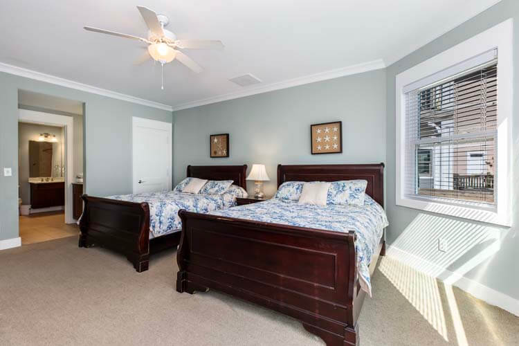 Ground Floor Queens with Private Bath