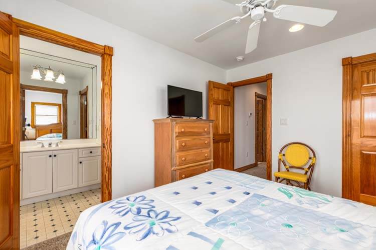 2nd Floor Queen with Shared Bath