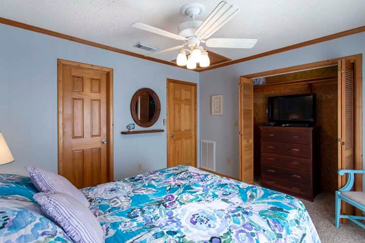 2nd Floor Queen with Shared Bath