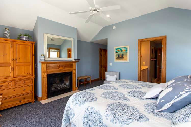 2nd Floor King with Private Bath