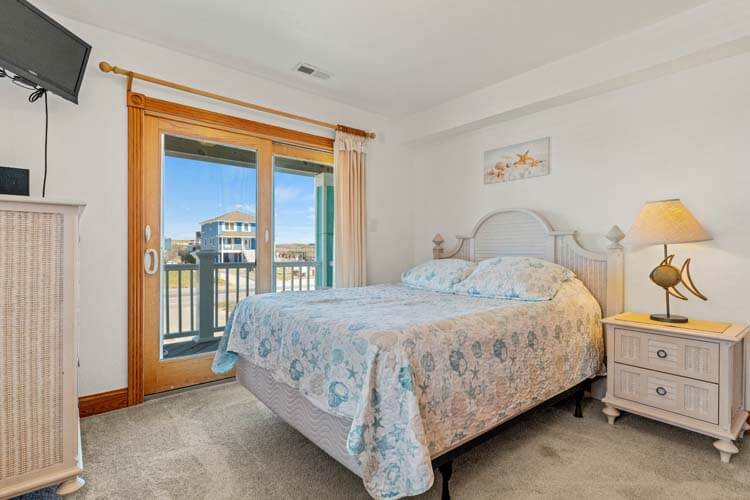 1st Floor Queen with Private Bath