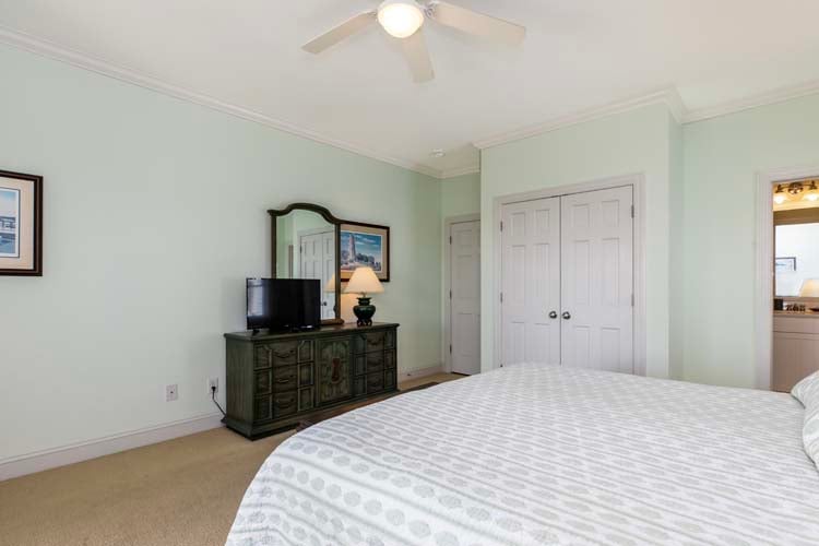 1st Floor King with Private Bath